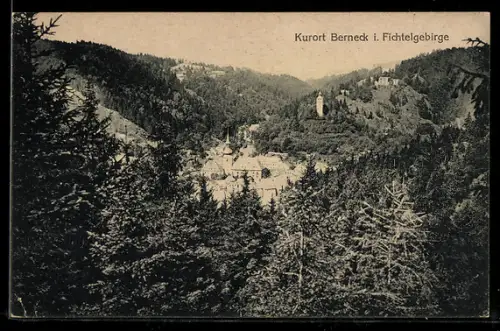 AK Berneck i. Fichtelgebirge, Ortsansicht im Tal, Burgruine auf dem Hügel