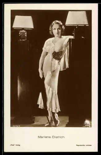 AK Schauspielerin Marlene Dietrich im langen Kleid