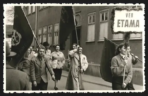 2 Fotografien Ansicht Erfurt, Demonstration zum 1. Mai der VEB Etama