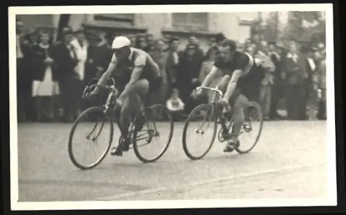 15 Fotografien Frankfurt / Main, Fahrrad Rennen, Halbrenner, Radsport