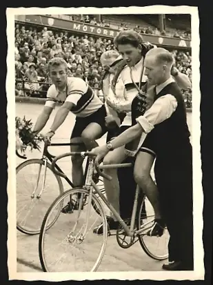 39 Fotografien Ansicht Frankfurt / Main, Fahrrad Deutsche Meisterschaft 1955im Stadion Frankfurt Main