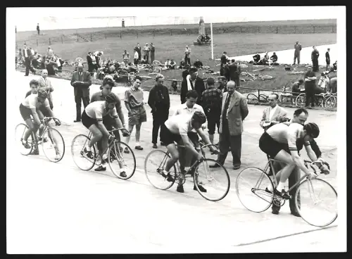 4 Fotografien Ansicht Frankfurt / Main, Fahrrad Rennen im Stadion