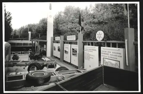 4 Fotografien Henschel Ausstellung in der Türkei, Bus, Henschel Diesel LKW