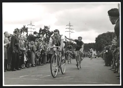 Fotografie Ansicht Frankfurt / Main, Fahrrad Radrennen, Halbrenner, durch das Publikum