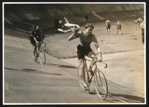 Fotografie Ansicht Frankfurt / Main, Sieger im Fahrrad Radrennen mit Scherpe in der Hand
