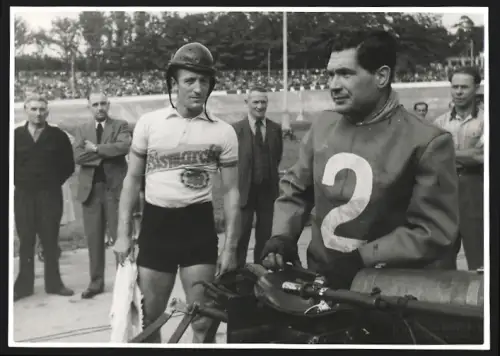 Fotografie Ansicht Frankfurt / Main, Fahrrad Rennfahrer im Trikot mit Helm nebst Schrittmacher in Kluft