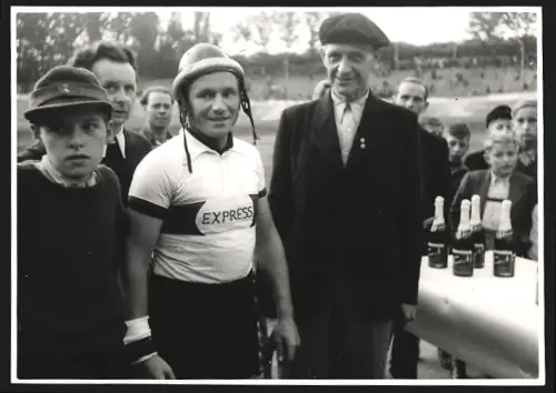 Fotografie Ansicht Frankfurt / Main, Fahrrad Rennfahrer im Trikot mit Helm nach dem Rennen