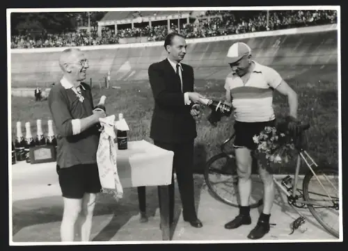 Fotografie Ansicht Frankfurt / Main, Alt Herren Fahrrad Rennfahrer bei der Siegerehrung