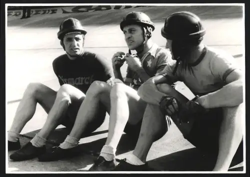 Fotografie Ansicht Frankfurt / Main, Fahrrad, Rennfahrer vor dem Start in einer Unterhaltung