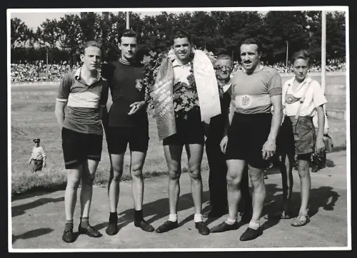 Fotografie Ansicht Frankfurt / Main, Siegerehrung der Radrennfahrer, Fahrrad, Siegerkanz