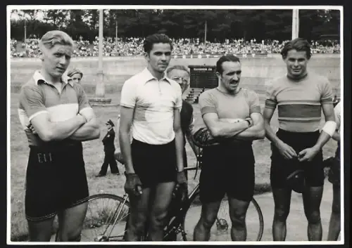 Fotografie Ansicht Frankfurt / Main, Fahrrad Radrennfahrer warten auf die Auswertung