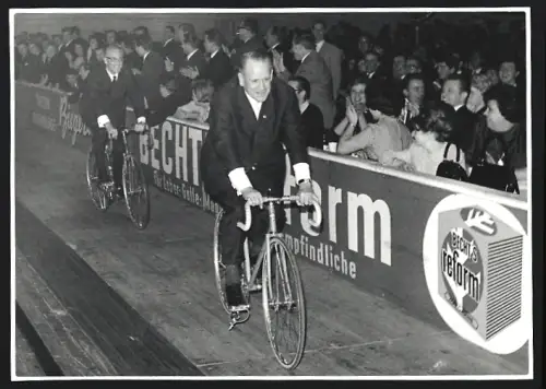 Fotografie Ansicht Frankfurt / Main, alte Herren auf Rennrädern beim Wettfahren, Fahrrad