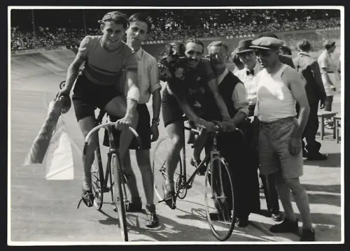 Fotografie Ansicht Frankfurt / Main, Fahrrad Rennen, Ehrenrunde der Sieger im Radrennen