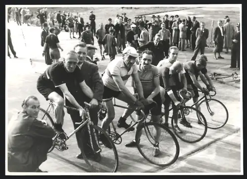 Fotografie Ansicht Frankfurt / Main, Alt Herren Fahrrad Riege beim Start, Radrennen