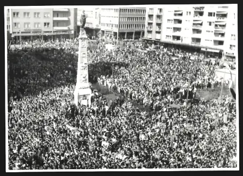 Fotografie Ansicht Frankfurt / Main, Zuschauer auf dem Paulsplatz erwarten die Rennfahrer, Fahrrad