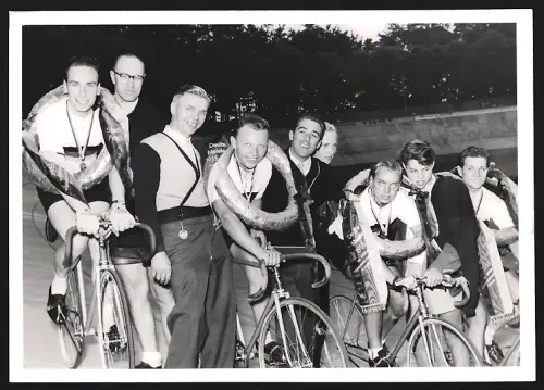 Fotografie Ansicht Frankfurt / Main, Fahrradrennen, Deutsche Meister 1955 mit Siegerkranz