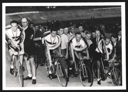 Fotografie Ansicht Frankfurt / Main, Sieger im Fahrrad Rennen mit Siegerkranz