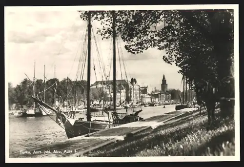 Fotografie Ansicht Turku, Hafenpartie mit Blick zur Stadt