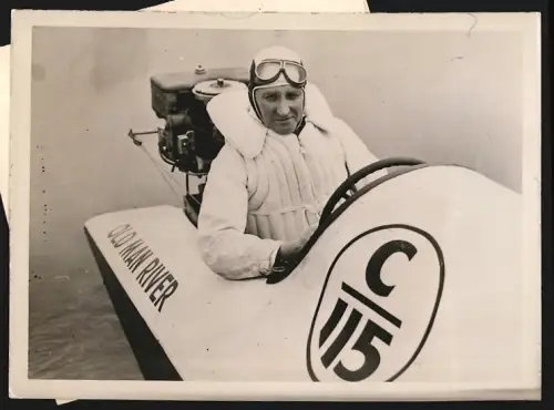 Fotografie Rennfahrer Rupert B. Turnbull in seinem Speedboat Old Man River