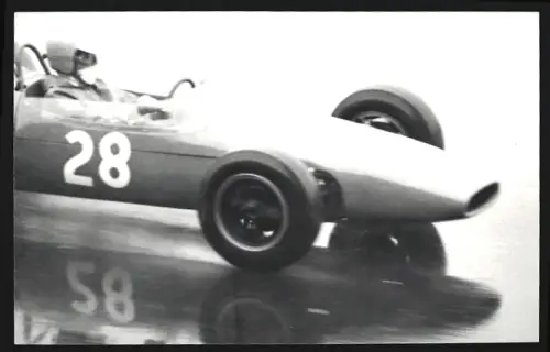 Fotografie Formel Rennfahrer in seinem Rennwagen mit Startnummer 28