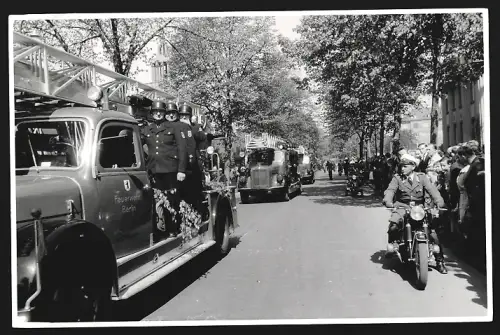 Fotografie Ansicht Berlin-Mariendorf, Mariendorfer Feuerwehr mit Leiterwagen und Polizei Eskorte, Parade