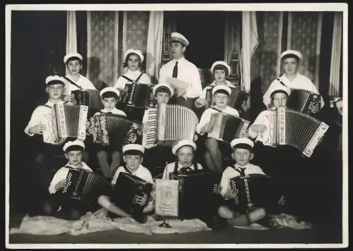 Fotografie Schmidt / Ruthe, Frankfurt / Main, Ansicht Frankfurt / Main, Kinder Akkordeon Gruppe mit Höhner Akkordeon