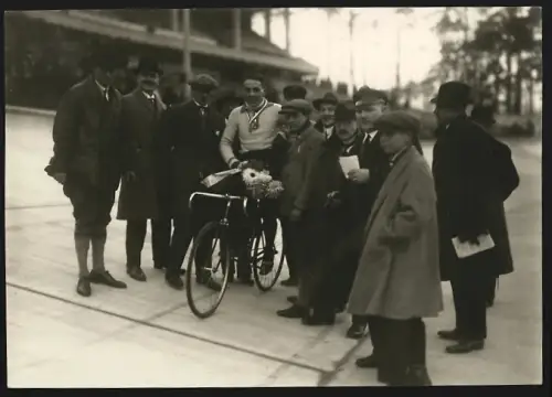 Fotografie Phil. Burckhardt, Frankfurt / Main, Ansicht Frankfurt / Main, Siegerfoto im Radrennen / Fahrrad, Halbrenner