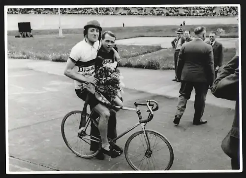 Fotografie Ansicht Frankfurt / Main, Fahrrad Radrenn-Fahrer Lohmann auf Diamant Fahrrad, Gewinner Pfingspreis
