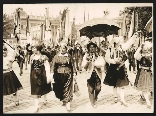 Fotografie Ansicht Wien, Deutsches Sängerbundfest, Kärtnerinnen in Tracht beim Festzug