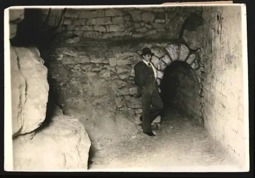 Fotografie Ansicht Paris, Mann steht am Todesgang in den Pariser Katakomben
