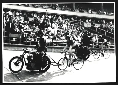 Fotografie Ansicht Frankfurt / Main, Fahrrad, Steher Rennen mit Schrittgeber Motorrad