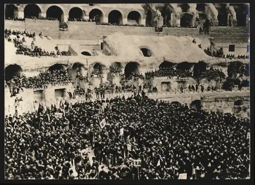 Fotografie Ansicht Rom, Wiederaufstellung des Kreuzes im römischen Kolosseum mit Filippo Cremonesi