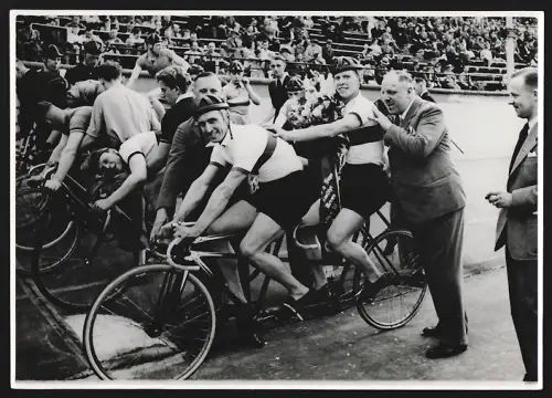 Fotografie Ansicht Frankfurt / Main, Tandem Zweisitz-Rennen mit den Siegern Gebr. Walther ganz vorne, Fahrrad