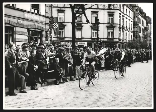 Fotografie Ansicht Frankfurt / Main, Fahrrad, Radrenn Sieger Roth und Hodey bei der Ehrenrunde