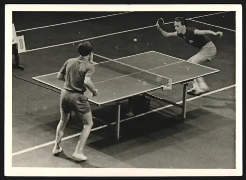 Fotografie Herren Tischtennis Tunier in Berlin, Links Arndt, Hessen gegen Pleuse aus Berlin, Endstand 2:0