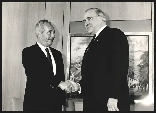 Fotografie Helmut Kohl und Schimon Peres schütteln sich die Hände