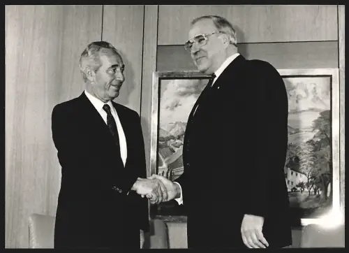 Fotografie Schimon Peres und Helmut Kohl schütteln sich die Hände
