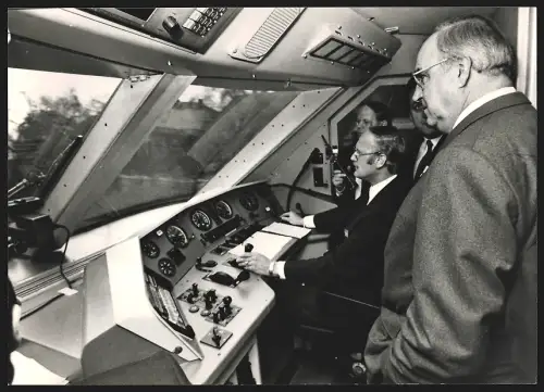 Fotografie Helmut Kohl steht im Fahrerstand eines ICE Zuges