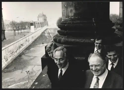 Fotografie Gruppenbild mit Schimon Peres an der Mauer, Ministerpräsident Israel