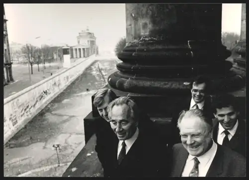 Fotografie Schimon Peres, Ministerpräsident von Israel, an der Mauer
