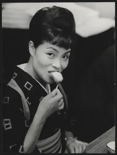 Fotografie Hermann Engel, Köln-Klettenberg, Weisshausstr. 36, Japan, Japanische Frau in Kimono beim Essen