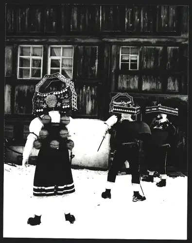 Fotografie Ansicht Urnäsch, Silvesterklausen, Drei Personen in traditionellen Kostümen