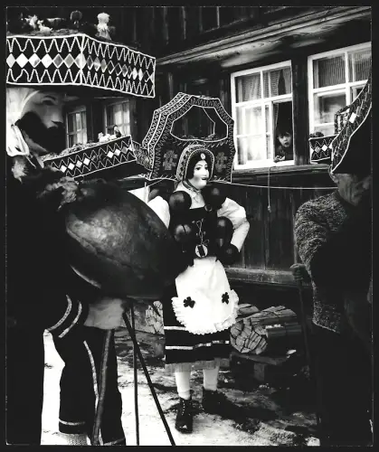 Fotografie Ansicht Urnäsch, Silvesterklausen, Personen in traditionellen Kostümen vor einem Haus
