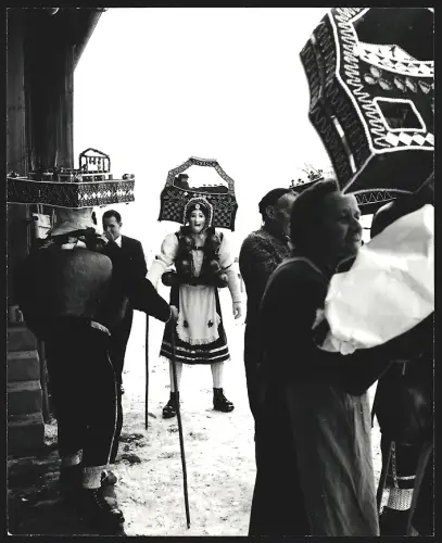 Fotografie Ansicht Urnäsch, Silvesterklausen, Gruppe in Kostümen im Schnee