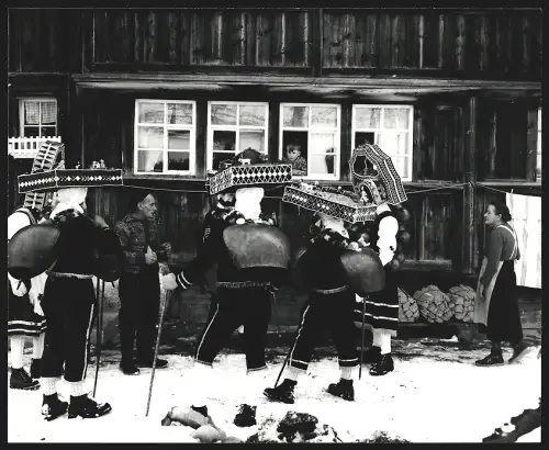 Fotografie Ansicht Urnäsch, Silvesterklausen, Gruppe in traditionellen Kostümen versammelt sich vor einem Wohnhaus