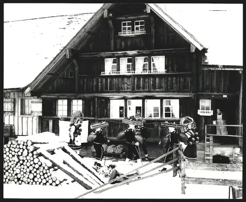 Fotografie Ansicht Urnäsch, Silvesterklausen, Gruppe in Kostümen versammelt sich vor einem Wohnhaus