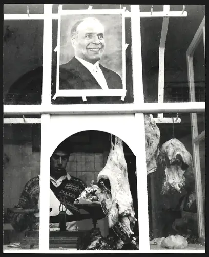 Fotografie Tunesien, Tunesischer Händler wiegt Fleisch ab, Porträt Habib Bourguiba