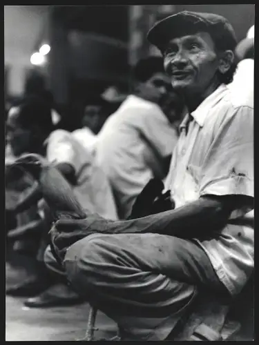 Fotografie Hermann Engel, Köln-Klettenberg, Weisshausstr. 36, Hahnenkampf in Malaysia, Mann mit Hahn im Schoss