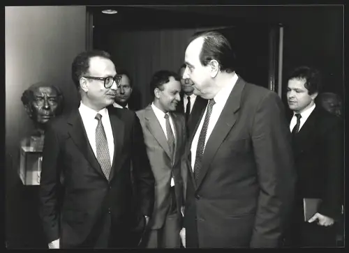 Fotografie Bundesaussenminister Hans-Dietrich Genscher im Gespräch