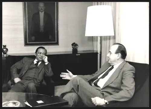 Fotografie Hans-Dietrich Genscher, Bundesaussenminister, im Gespräch